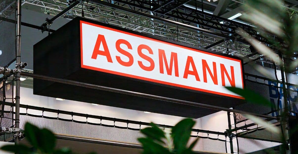 Rotes Assmann-Logo als Schild am Messestand