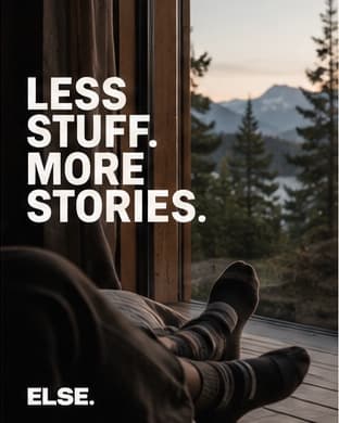 Plakat „Less stuff. More stories.“ mit Füßen in Wollsocken auf einer Terrasse