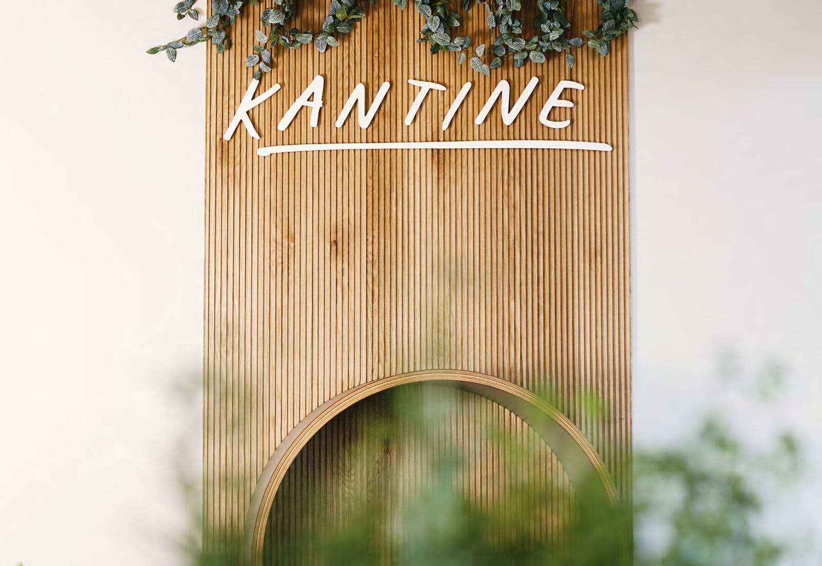 Lettering „Kantine“ auf einer Holzwand im Restaurant