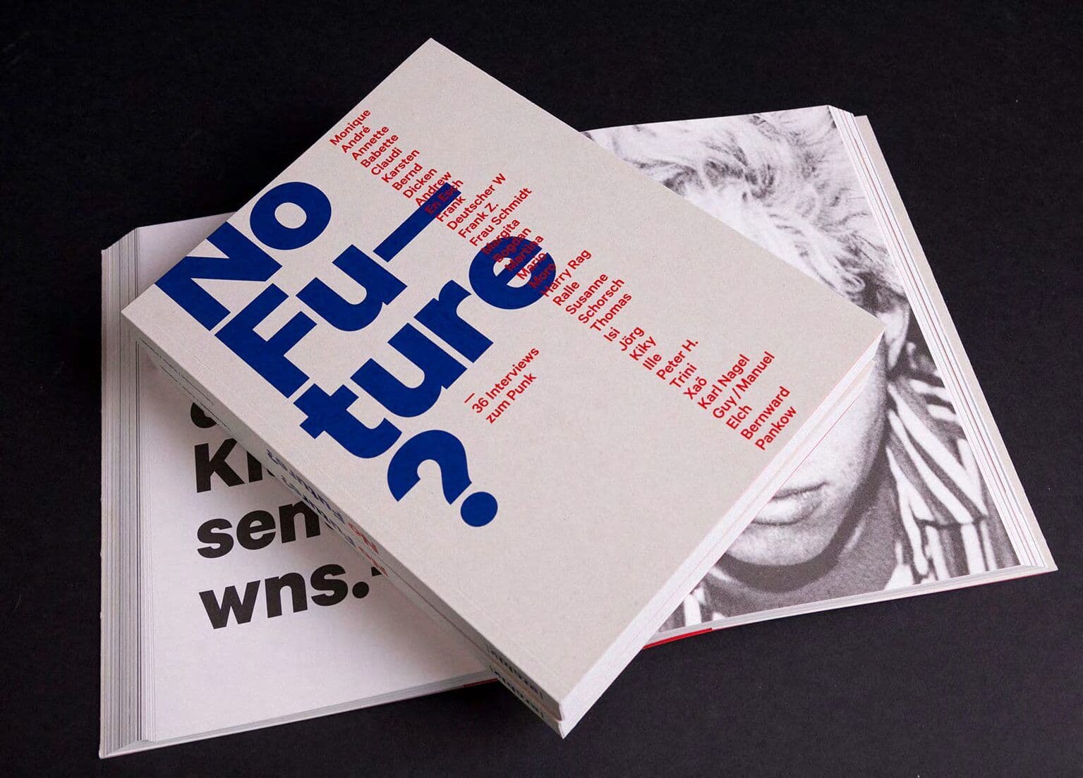 Buchcover „No Future?“ mit blauer und roter Typografie