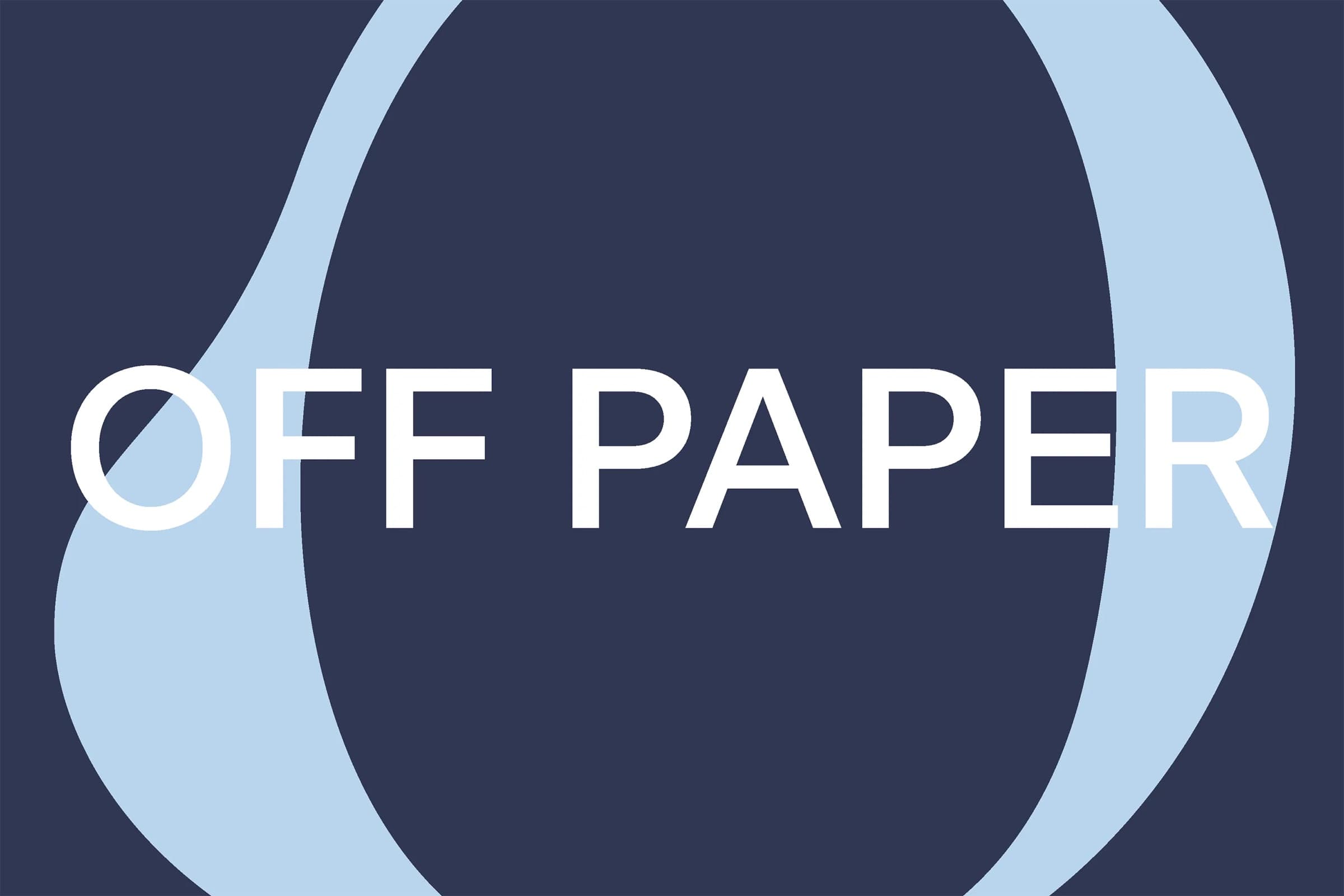 Wortmarke „OFF PAPER“ in Weiß auf dunklem Denim, dahinter das Organic O in hellem Blau