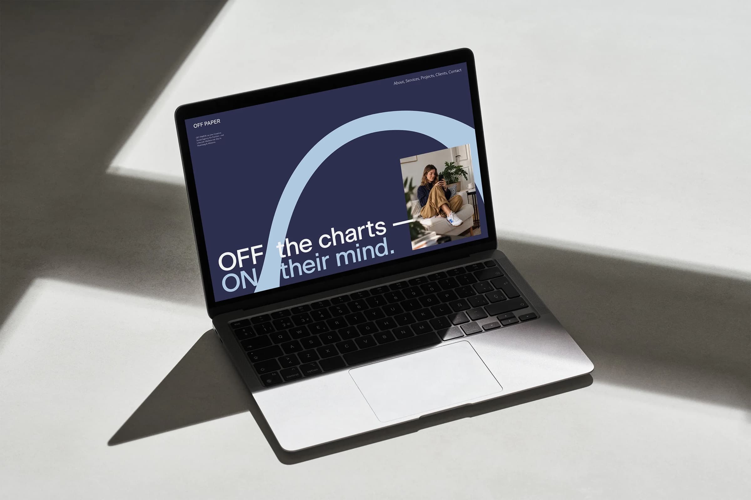 Laptop mit der Website von Off Paper und dem Satz „OFF the charts – ON their mind.“