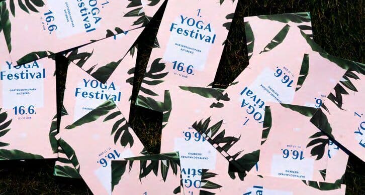 Flyer und Festivalbänder des Yoga Festivals in Rosa und Grün