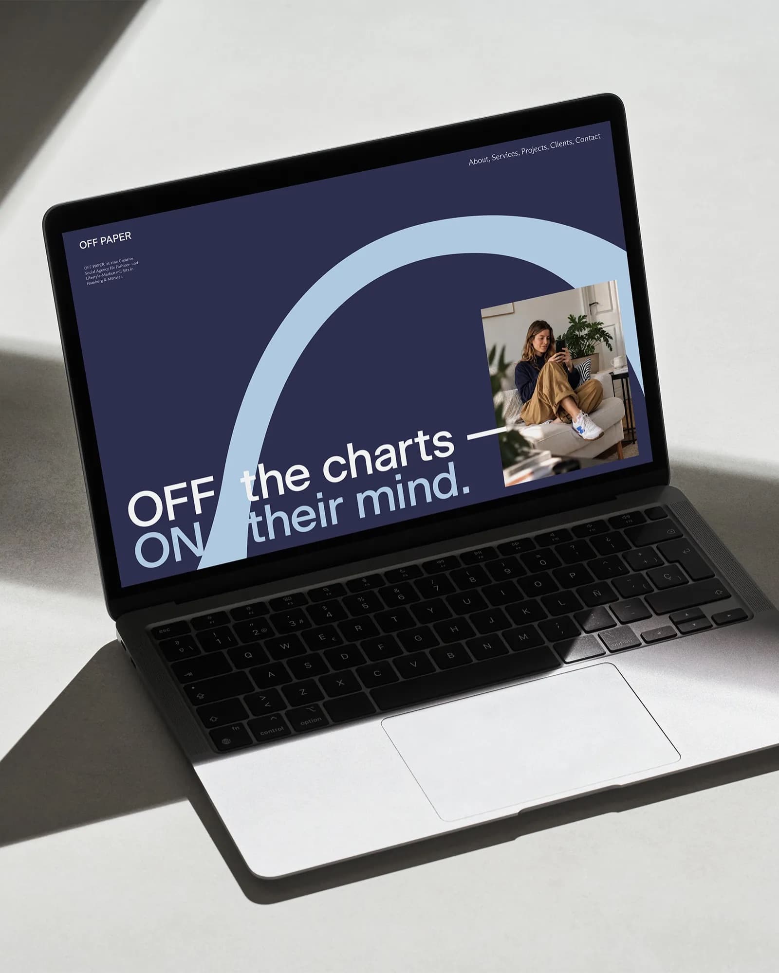 Aufgeklappter Laptop mit der Website von Off Paper und dem Satz „OFF the charts – ON their mind.“