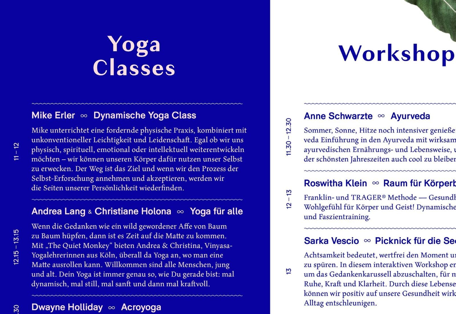 Programmheft mit Yoga Classes und Workshops auf blauem und weißem Grund